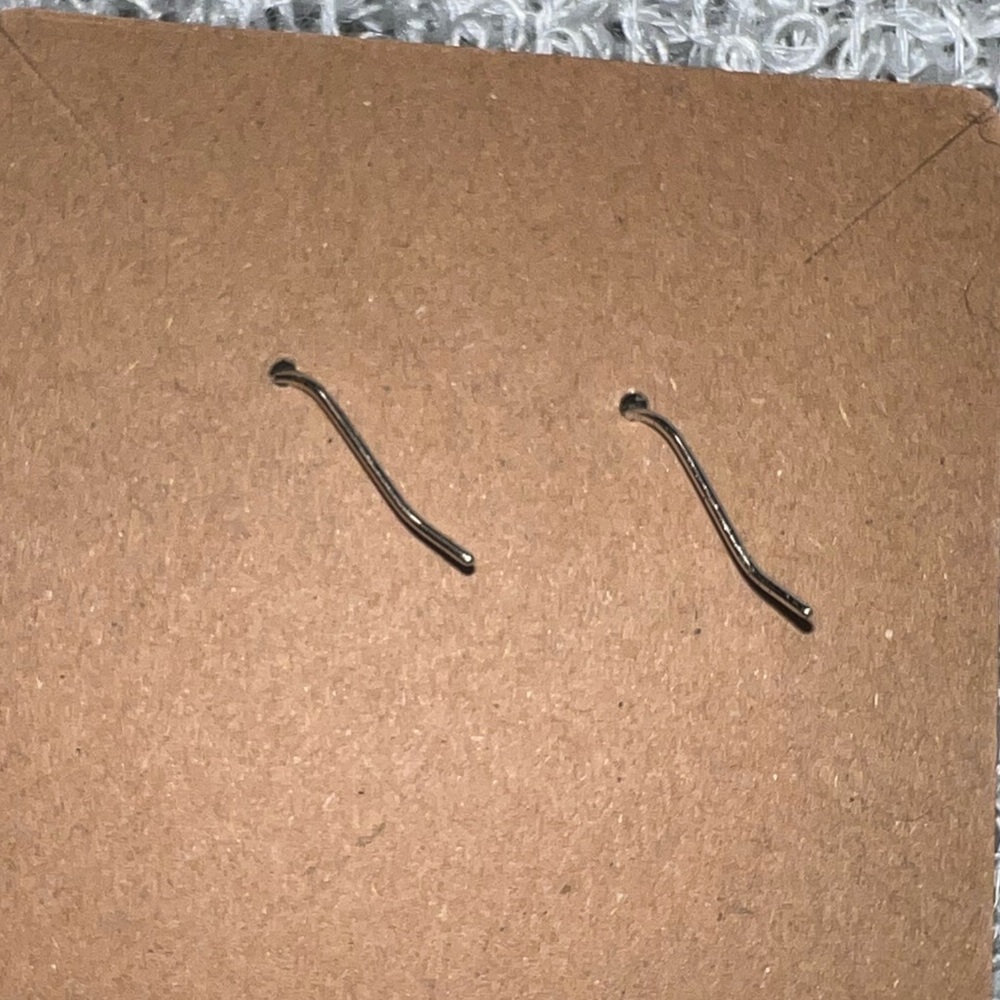 ⭐️Vintage Silver Tone Small Teardrop Earrings - Picture 4 of 5